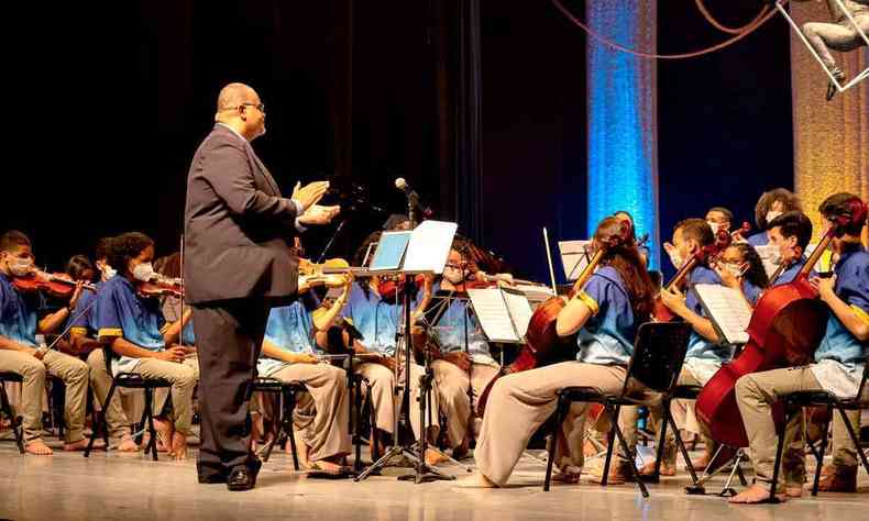 Maestro Eliseu Barros está de lado, regendo a Orquestra de Câmara do Sesc 