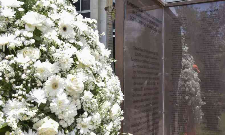 Memorial em homenagem às vítimas da tragédia de Brumadinho, instalado na ALMG, recebe flores