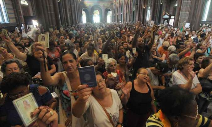 Com a carteira de trabalho do marido, dona Hilda Rosa (à frente) reza por uma vaga para ele na Igreja São José. Em nota, a paróquia chama a atenção para o desemprego mundial (foto: Túlio Santos/EM/DA Press) Com a carteira de trabalho do marido, dona Hilda Rosa (à frente) reza por uma vaga para ele na Igreja São José. Em nota, a paróquia chama a atenção para o desemprego mundial (foto: Túlio Santos/EM/DA Press)