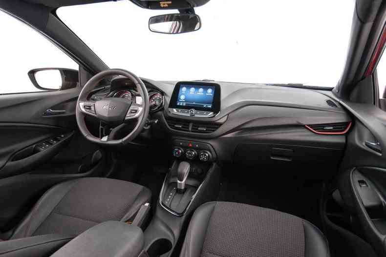 O interior tem o acabamento todo escurecido, com detalhes em vermelho nos bancos e no painel(foto: Chevrolet/divulgao)