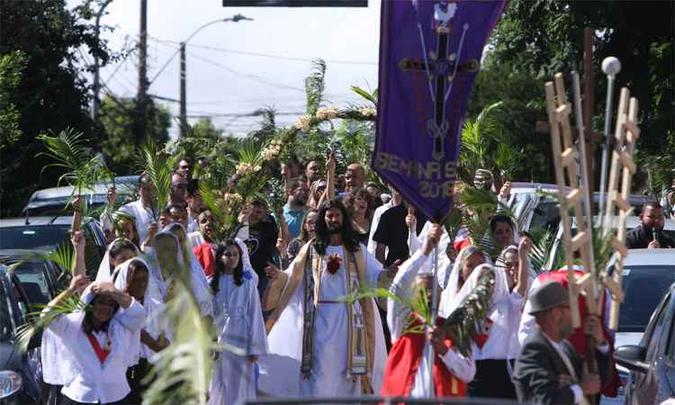 O ator Gérson Geraldo Teixeira representou o homem de Nazaré como num quadro do Sagrado Coração de Jesus (foto: Edésio Ferreira/EM/DA Press) O ator Gérson Geraldo Teixeira representou o homem de Nazaré como num quadro do Sagrado Coração de Jesus (foto: Edésio Ferreira/EM/DA Press)