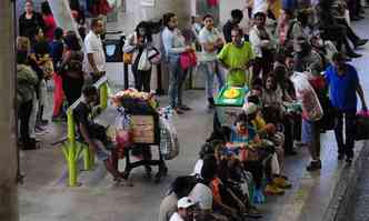 Ambulantes na Estao So Gabriel, Regio Nordeste de BH(foto: Gladyston Rodrigues/EM/DA Press)