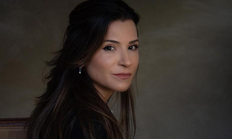 Escritora Paula Vaz olha para a cmera
