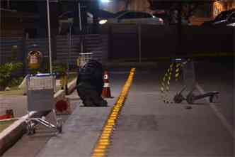 Artefato foi deixado por trs homens no aeroporto JK(foto: Daniel Ferreira/CB DA Press)
