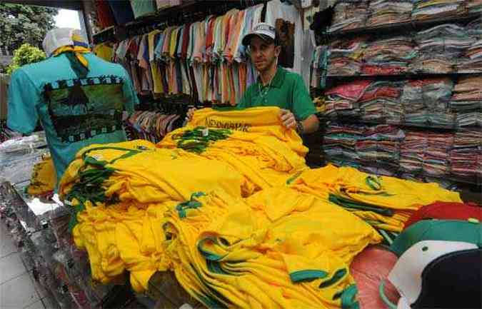 Com 130 uniformes encalhados, o vendedor Mrcio Henrique Pinto diz que reduo nos preos foi de 60% de tera para ontem(foto: Gladyston Rodrigues/EM/D.A Press)