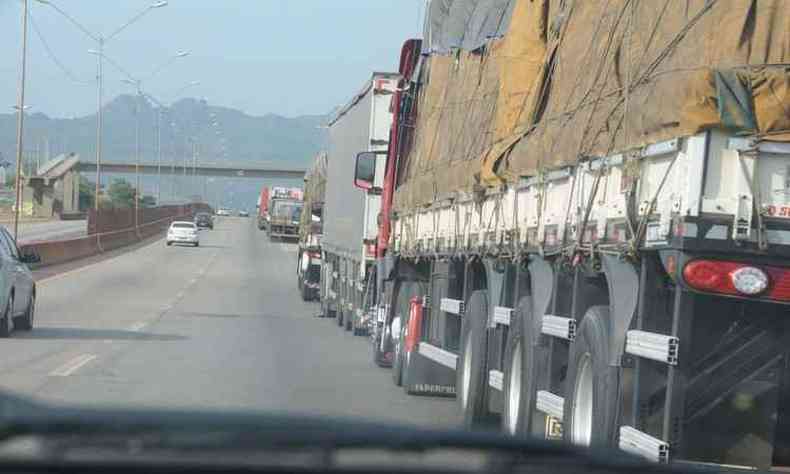 Em Minas a maioria dos caminhoneiros está concentrada no acostamento ou ocupando apenas uma das faixas das rodovias(foto: Paulo Filgueiras/EM/D.A Press)