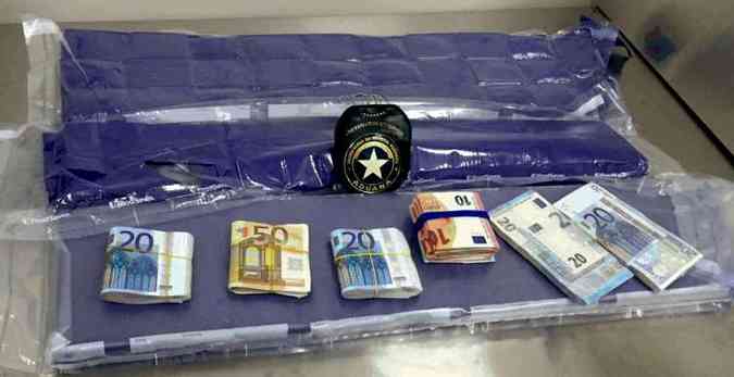 A droga estava escondida dentro de uma mala(foto: Receita Federal / Divulgao)
