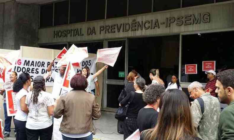 Servidores cruzaram os braos nesta manh, em frente ao Hospital Governador Israel Pinheito(foto: Paulo Filgueiras/ EM/ D.A Press)