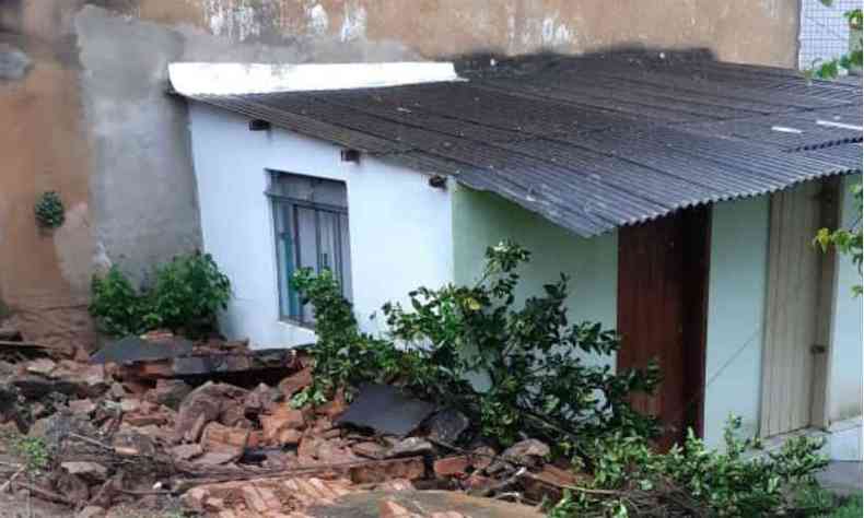 Muro de casa desabou e destruiu parte do imvel(foto: WhatsApp/Reproduo)