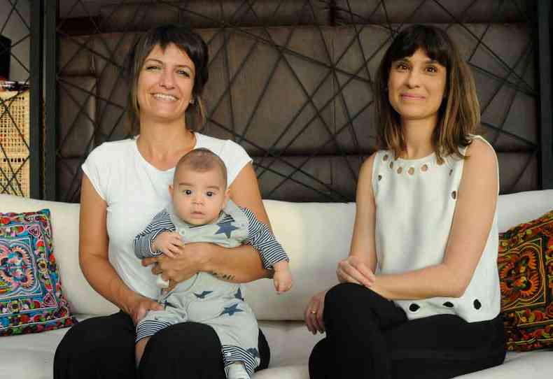 Debora Coghi (E), consultora do sono da criana, orienta a pediatra Isabela Pezzuti, me de Mateus, de 4 meses 