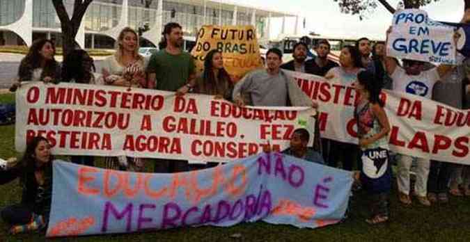 Em protesto, estudantes da Gama Filho acampam em frente ao Palcio do Planalto (foto: Ed. Alves/CB/D.A Press)