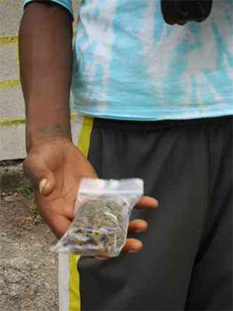 Um pacote  vendido nas ruas da capital jamaicana por US$ 5, equivalente a R$ 16(foto: Daniel Camargos/EM/DA Press)