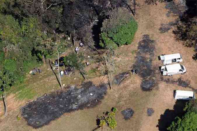 Imagem area mostra o local onde o bimotor caiu, acidente foi prximo da pista do Aeroporto da Serrinha, em Juiz de Fora(foto: Marcelo Ribeiro/Tribuna de Minas )