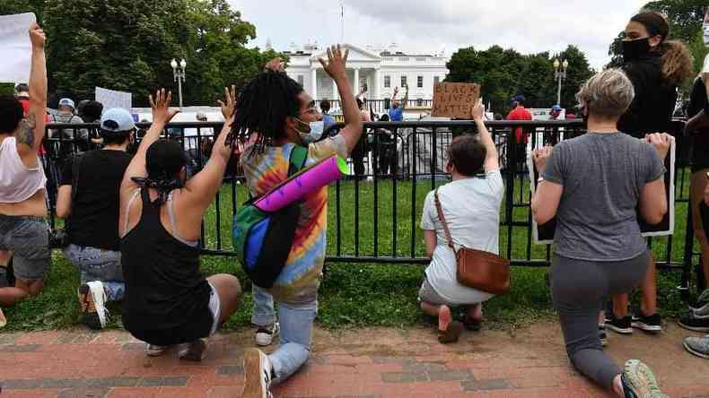 Manifestantes protestam em frente  Casa Branca, em Washington, aps a morte de George Floyd(foto: NICHOLAS KAMM / AFP)