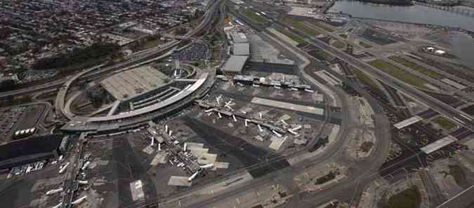 Aeroporto de LaGuardia, em Nova York, ainda no normalizou fluxo de voos(foto: REUTERS/Adrees Latif )