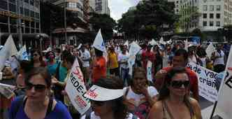 Servidores se concentraram na Praa Sete e caminharam pela Avenida Afonso Pena. O trnsito ficou lento(foto: Paulo Filgueiras/EM/DA Press)