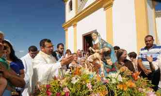 Padre Carlos Antnio da Silva recebe os fiis na Serra da Piedade(foto: Beto Novaes/EM/D.A PRESS)