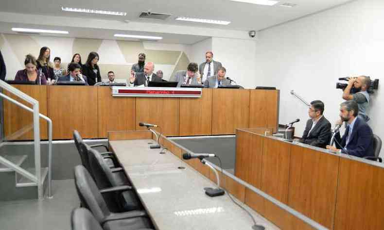 Makoto Namba se negou a responder as perguntas dos deputados. Ele esteve acompanhado do advogado Augusto Botelho(foto: Ricardo Barbosa/ALMG)