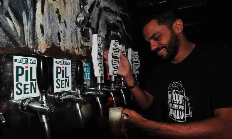 Jose Pedro, socio do Pub alemao Stadt Jever, enchendo um copo de Chopp