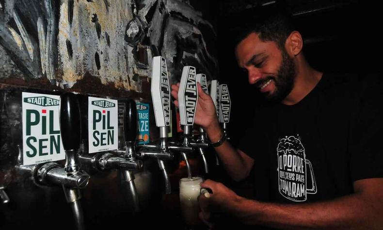 Jose Pedro, socio do Pub alemao Stadt Jever, enchendo um copo de Chopp