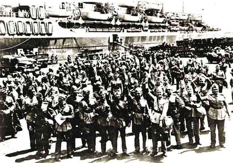 Pracinhas brasileiros desembarcam no porto de Npoles, na Itlia, dirigem-se para o acampamento no front(foto: Arquivo O Cruzeiro/EM/D.A Press - 4/8/1944)