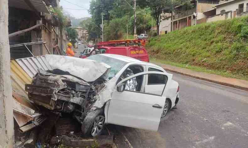 acidente com carro em Sabar