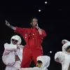Rihanna flutua sobre o Super Bowl e levanta suspeita de gravidez
