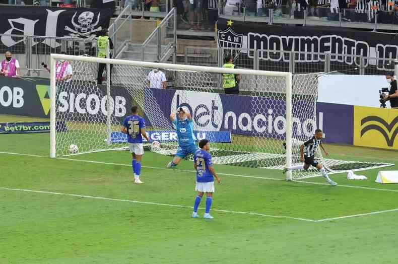Diante do eterno freguês, o Cruzeiro, Ademir festeja o gol da virada quase no minuto final: mais uma vitória épica