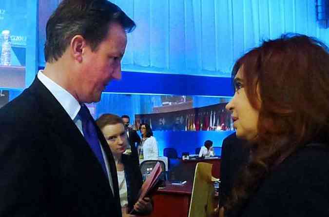 Cristina Kirchner bateu boca com o primeiro-ministro da Inglaterra David Cameron(foto: HO / PRESIDENCIA / AFP)