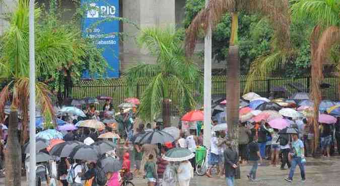 Desabrigados retirados de terreno resistem  chuva em protesto em frente  prefeitura(foto: Tnia Rgo/Agencia Brasil)