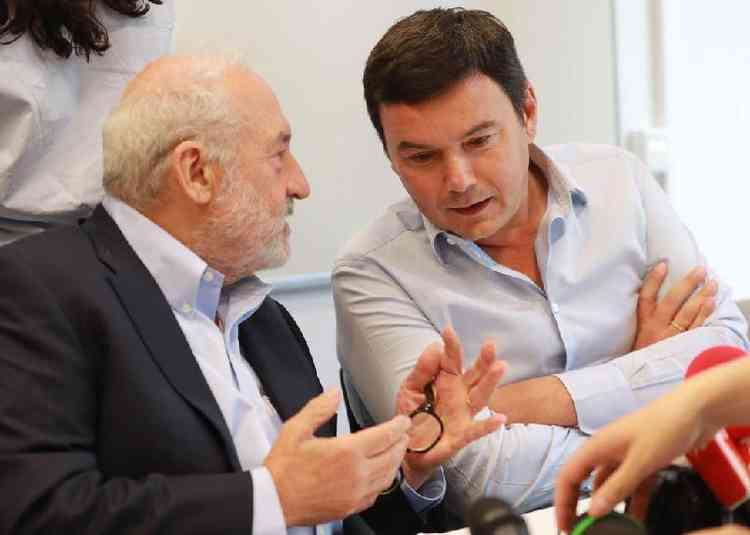 O economista americano Joseph Stiglitz e o francs Thomas Piketty durante evento em 2019