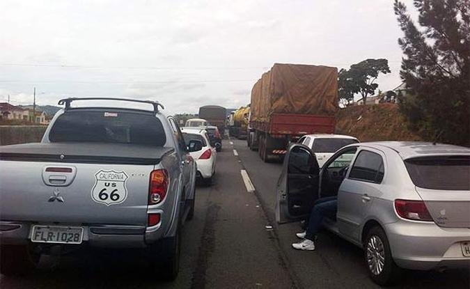 Motoristas enfrentam um longo congestionamento na via devido ao acidente(foto: Denis Oliveira ) Motoristas enfrentam um longo congestionamento na via devido ao acidente(foto: Denis Oliveira )