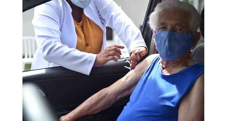 Parte dos idosos acima de 90 anos de Uberaba j foram vacinados, via drive-thru(foto: Prefeitura de Uberaba/Divulgao)
