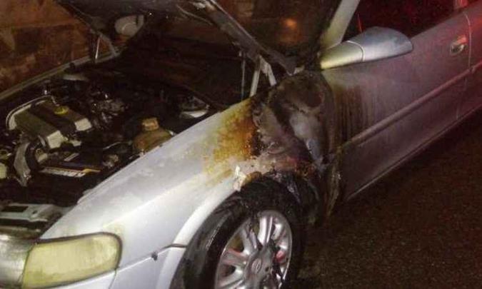 Carro de agente penitenciário foi danificado com incêndio em Três Pontas(foto: Equipe Positiva/Divulgação) Carro de agente penitenciário foi danificado com incêndio em Três Pontas(foto: Equipe Positiva/Divulgação)