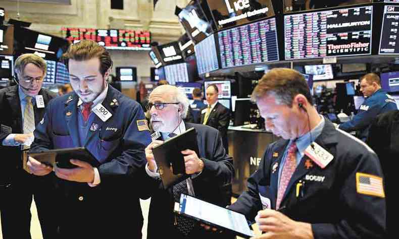Operadores na Bolsa de Nova York: investidores ampliam perdas com receio de impacto na economia global(foto: Johannes Eisele/AFP)