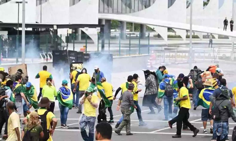Invasores enfrentam foras de segurana na Praa dos Trs Poderes, em 8 de janeiro de 2023