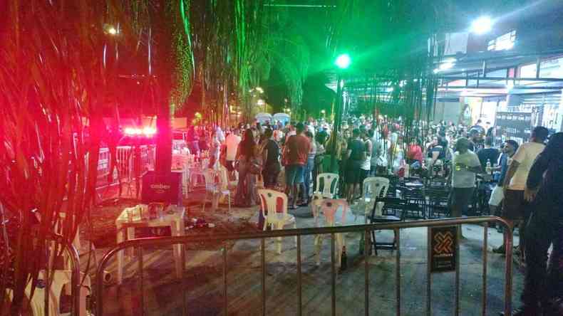 Show em bar de Contagem reunia mais de 300 pessoas; gerente alegou que perdeu o controle da lotao(foto: Guarda Civil de Contagem/Divulgao)