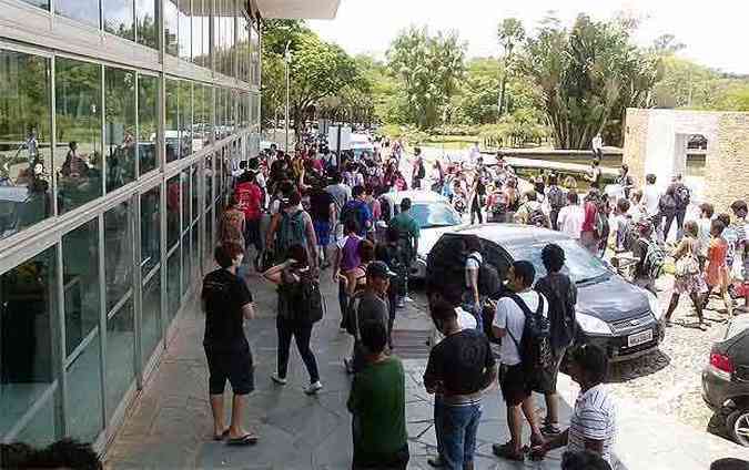 Estudantes fizeram manifestao na porta da reitoria nesta sexta-feira(foto: Assembleia Nacional dos Estudantes - Livre! (ANEL))