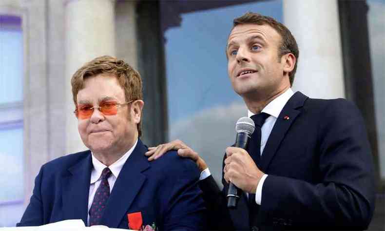Macron entregou a ordem da Legio de Honra a Elton John(foto: LEWIS JOLY / POOL / AFP )