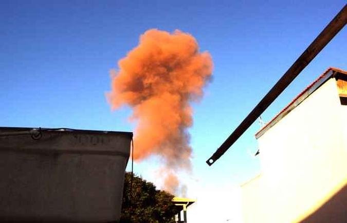 Além da fumaça, chamas também são expelidas da chaminé(foto: Wesley Abreu) Além da fumaça, chamas também são expelidas da chaminé(foto: Wesley Abreu)