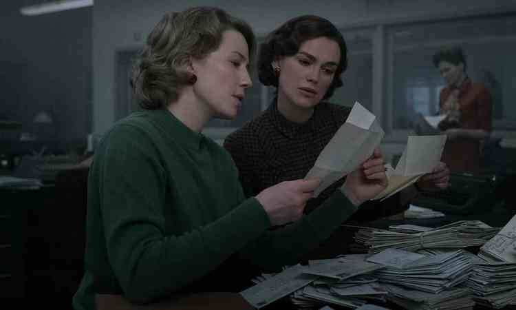 Atrizes Carrie Coon e Keira Knightley, lado a lado, leem cartas em cena do filme O estrangulador de Boston
