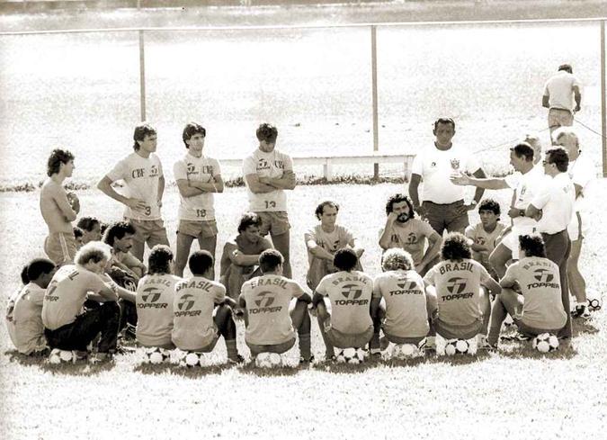 O técnico Telê Santana conversar com os jogadores da Seleção Brasileira na Toca da Raposa, durante preparação para a Copa de 1986(foto: Arquivo EM) O técnico Telê Santana conversar com os jogadores da Seleção Brasileira na Toca da Raposa, durante preparação para a Copa de 1986(foto: Arquivo EM)