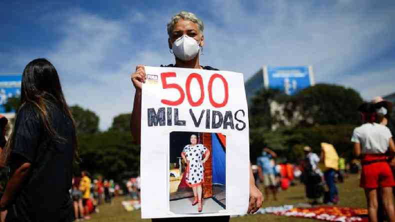Protesto em Braslia; no Brasil, morreram 2.345 pessoas a cada um milho de habitantes, e no mundo, nmero fica abaixo de 500(foto: REUTERS/Adriano Machado)