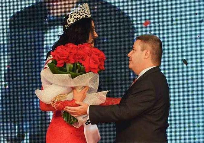 Governador Anastasia cumprimenta a miss Minas Gerais Janaina Barcelos(foto: Renato Cobucci/Imprensa MG) Governador Anastasia cumprimenta a miss Minas Gerais Janaina Barcelos(foto: Renato Cobucci/Imprensa MG)