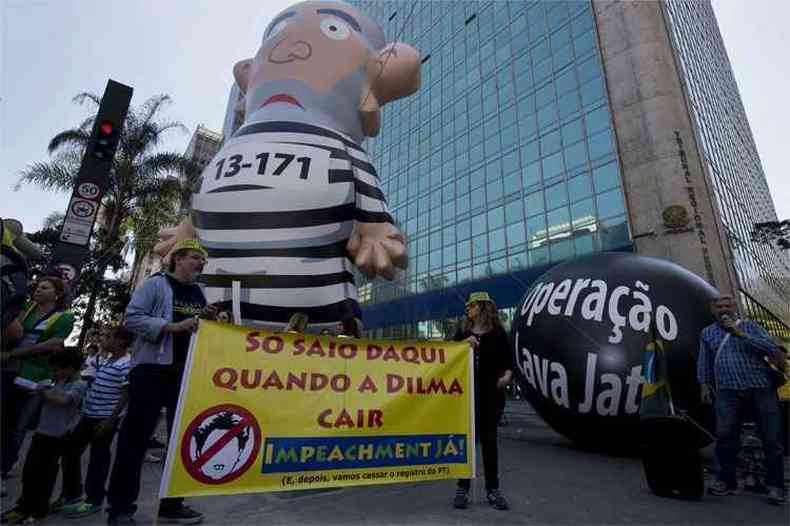 <b>Pixuleco:</b> Movimentos que pedem o impeachment de Dilma levam inflvel de Lula para as ruas hoje(foto: AFP PHOTO / NELSON ALMEIDA)