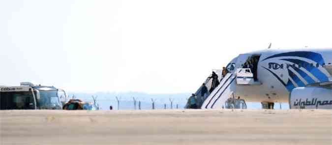 Sequestrador j libertou a maioria dos passageiros da EgyptAir(foto: GEORGE MICHAEL / AFP PHOTO)