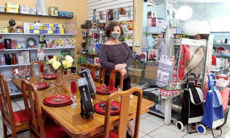 Dona de depsito, Valria Barbosa viu as vendas de materiais de reposio para pequenos reparos crescerem durante a pandemia(foto: Edsio Ferreira/EM/D.A Press)