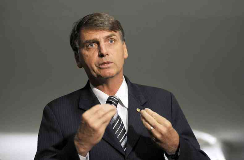 Bolsonaro com as mos fechadas discursando