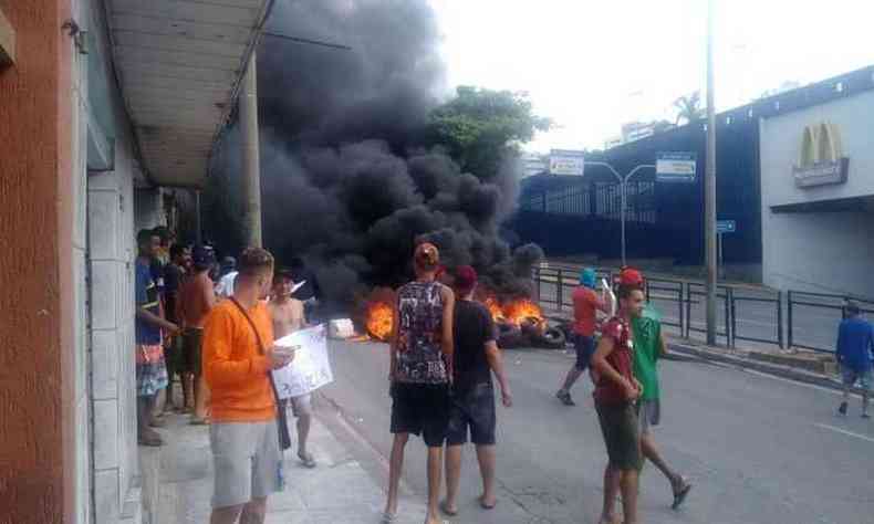 Trnsito na Carlos Luz, em frente a um shopping, ficou fechado nos dois sentidos(foto: Divulgao PMMG)