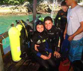 Paula Loque, com o filho Rafael: alunos costumam usar o recurso para quitar o curso de mergulho(foto: Arquivo pessoal)